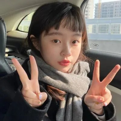 与一位女士合影